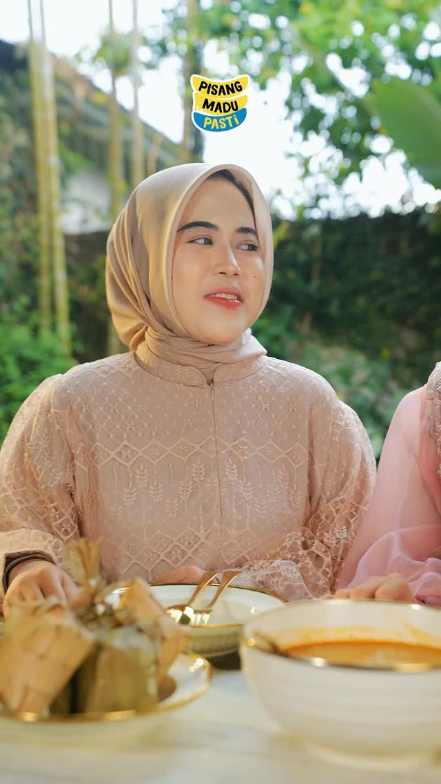 Bukber paling enak itu bukan cuma soal menunya, tapi siapa yang duduk bareng di meja Ada tawa, ada cerita, ada Pisang M...