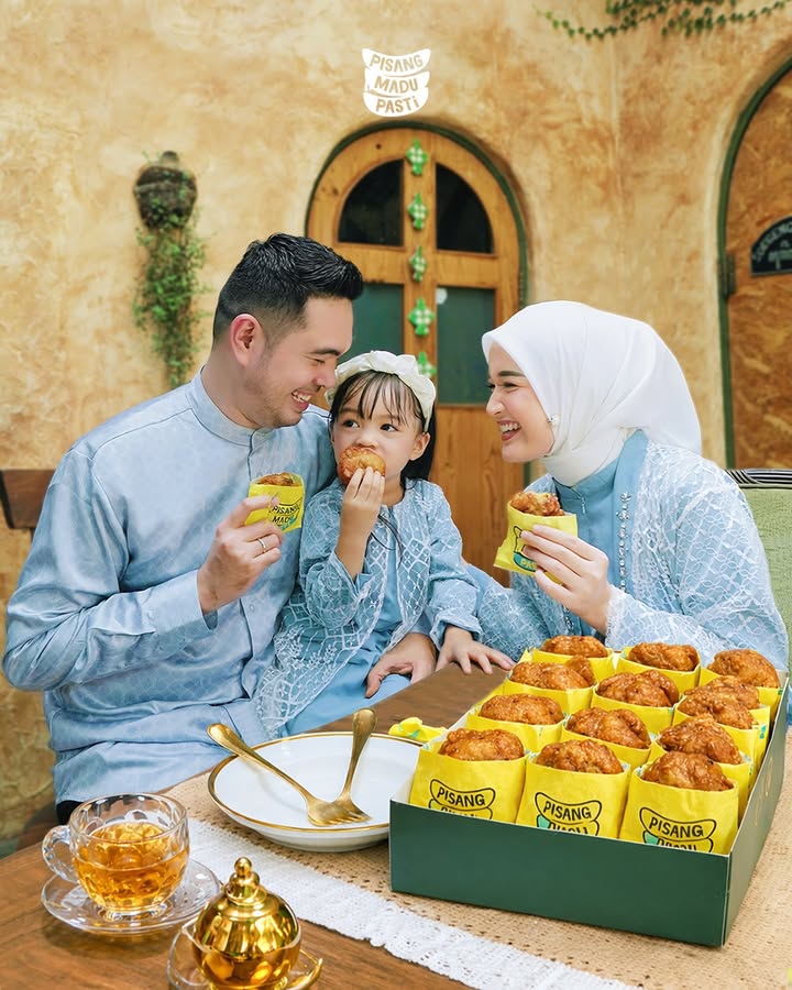 Hari raya memang paling hangat kalau dirayakan bareng orang tersayang Manisnya kebersamaan makin lengkap ditemani Pisan...