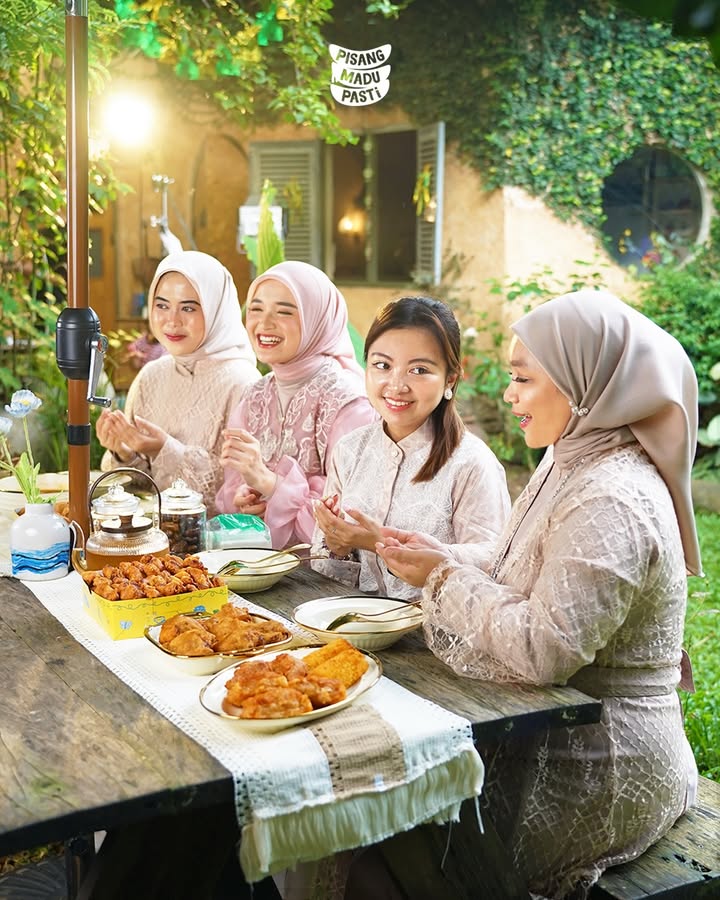 Yang paling dirindukan dari Ramadhan bukan hanya azan maghribnya, tapi momen duduk bersama dan berbagi cerita Karen...
