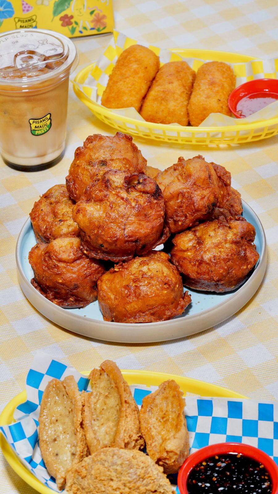 Malam malam gini memang paling pas nyemil Pisang Madu Pasti bulat nih Sobat Pasti, ngebayangin crispy di luar dan lembut di ...