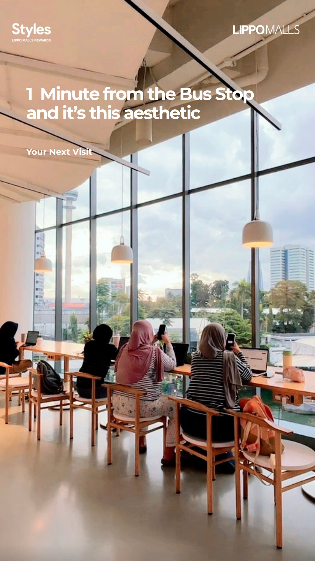 1 menit dari halte, nyaman buat rehat sejenak Cafe aesthetic di Senayan Park ini punya jendela super besar dengan vi...