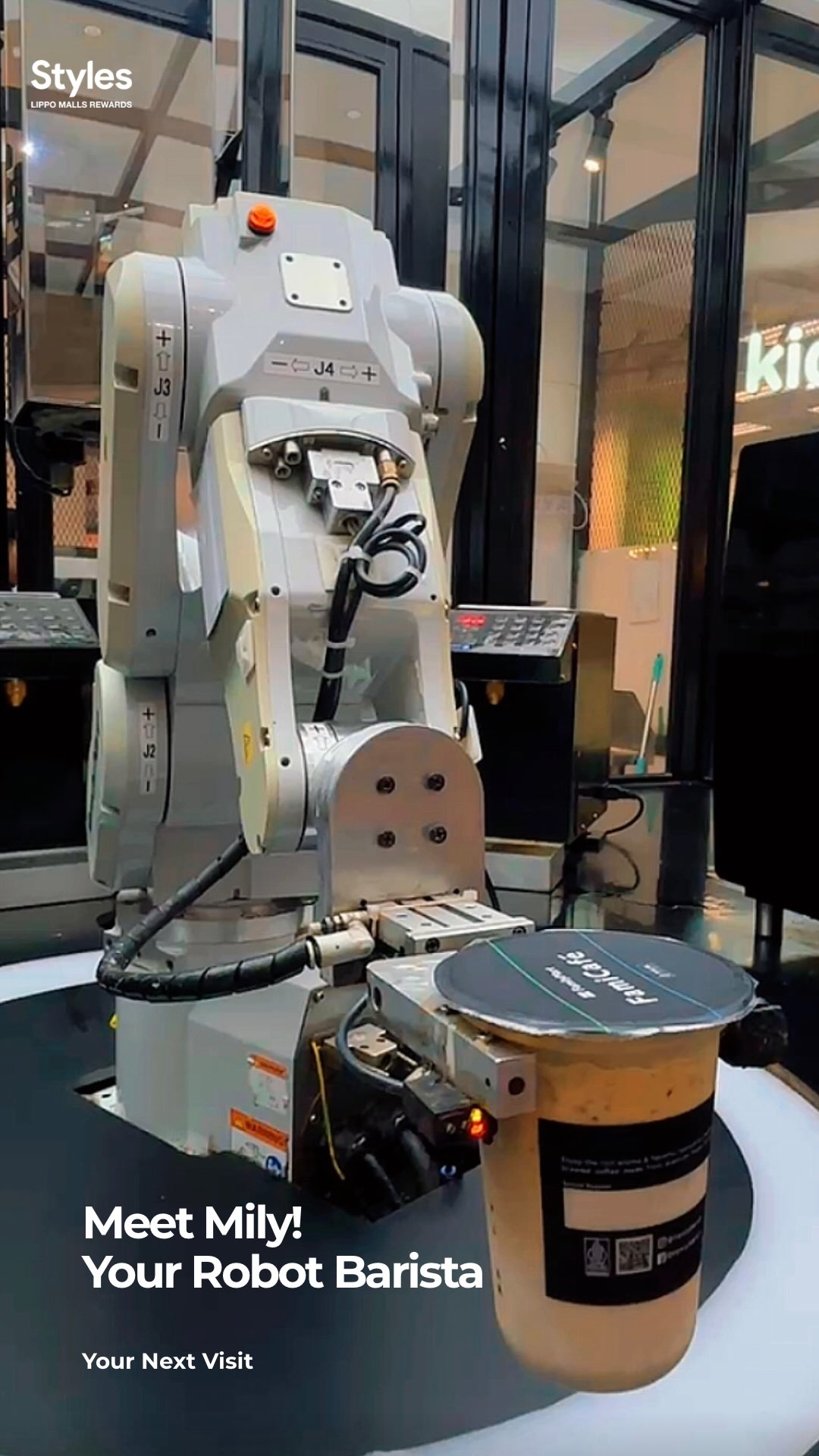 Kenalan sama Mily, robot barista yang bisa buatin kopi dan minuman favorit kamu Mily juga di program oleh anak bangs...