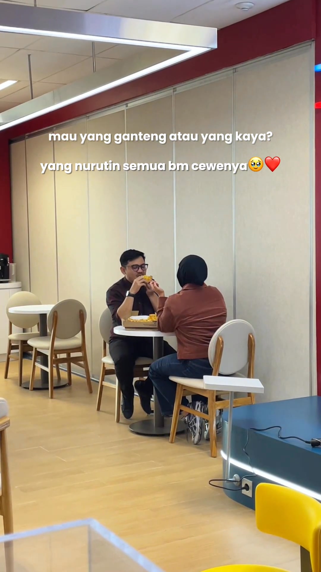 Kaya itu bonus, ganteng itu relatif, tapi yang nurutin BM nemenin makan pizza ketawa bareng Itu definitif Gi...