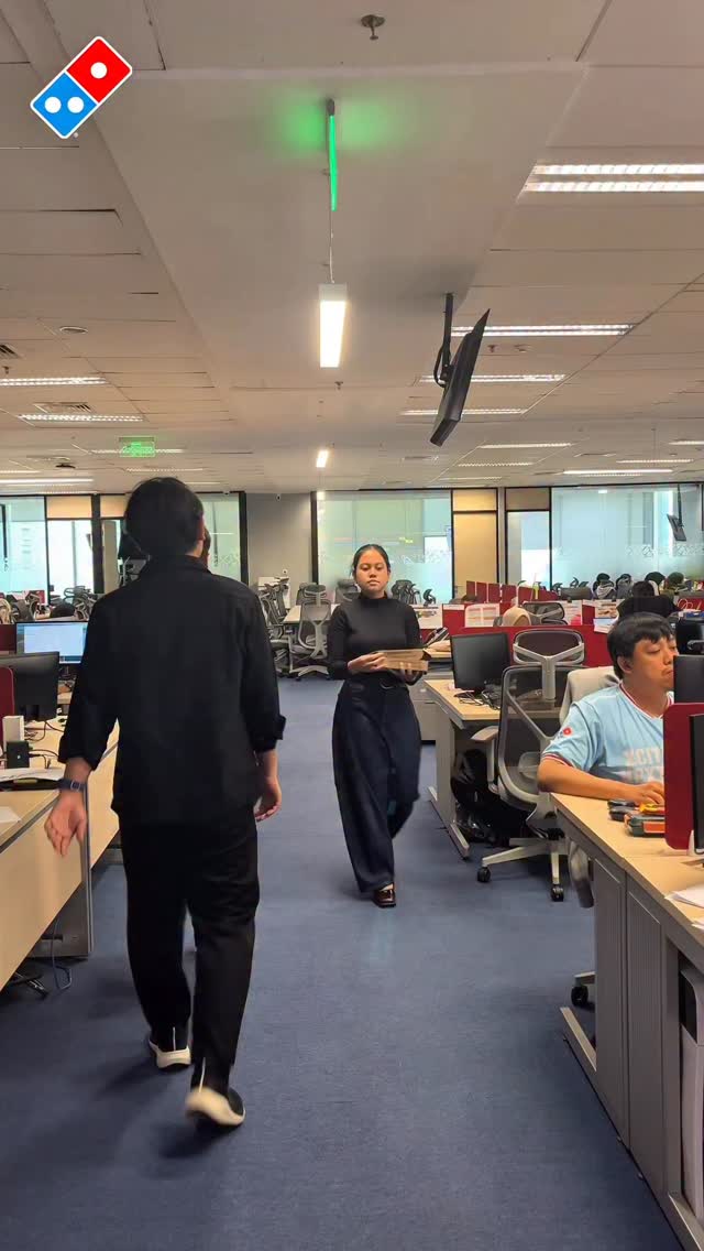 Gak mungkin gak obsessed sama Volcano Pizza yang ada KAWAH KEJUNYA dong Order di store terdekat atau melalui ...