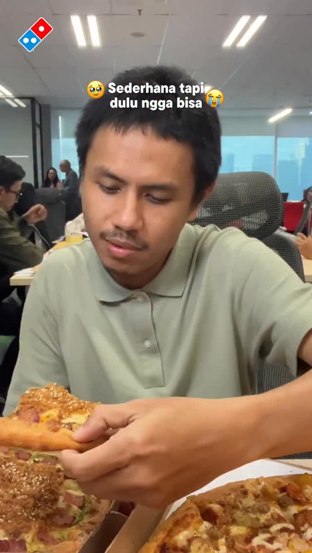 Ternyata boleh ya makan pizza buat nyenengin diri sendiri, siapa yang relate Cuma 136RB, udah dapet 1 Large Volcano ...