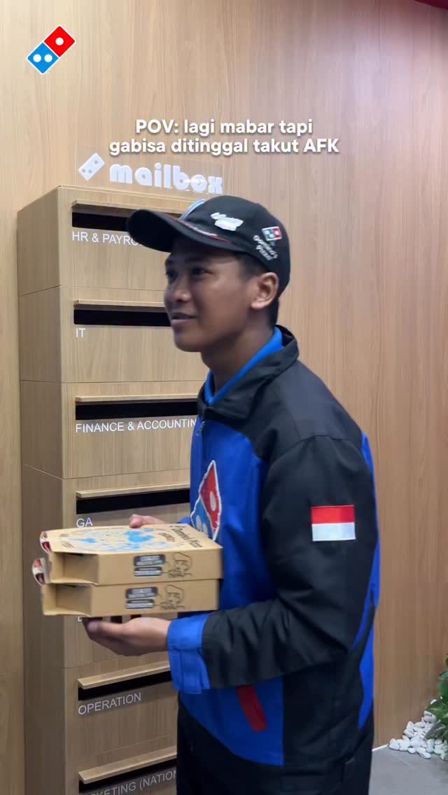 Weekend gini ngumpul bareng temen sambil main games, dijamin MAKIN ASIK sambil makan PIE PIZZA CHEESY ABON BERLIMP...